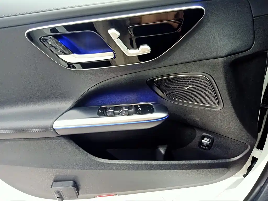Mercedes-Benz C-Class 2025 — фото 15