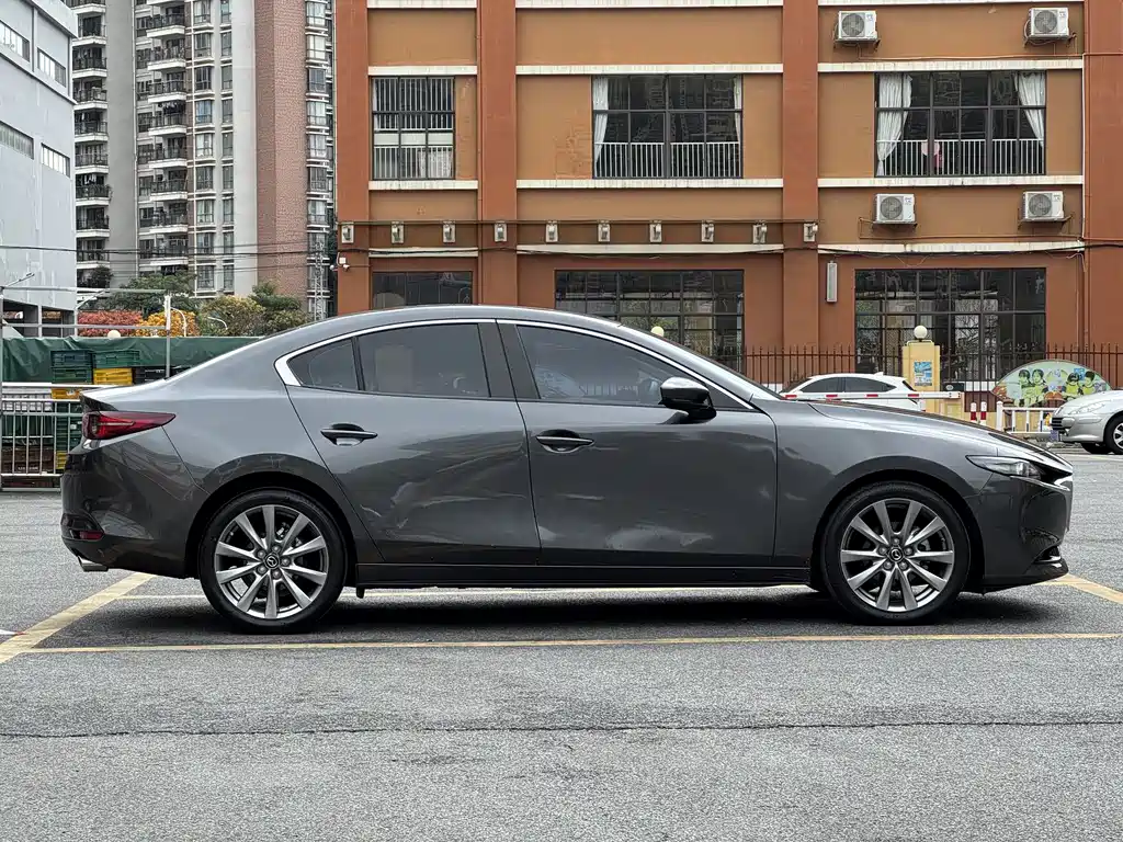 Mazda 3 Axela 2022 — фото 4