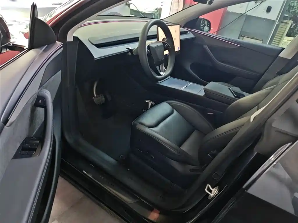 Tesla Model Y 2025 — фото 16