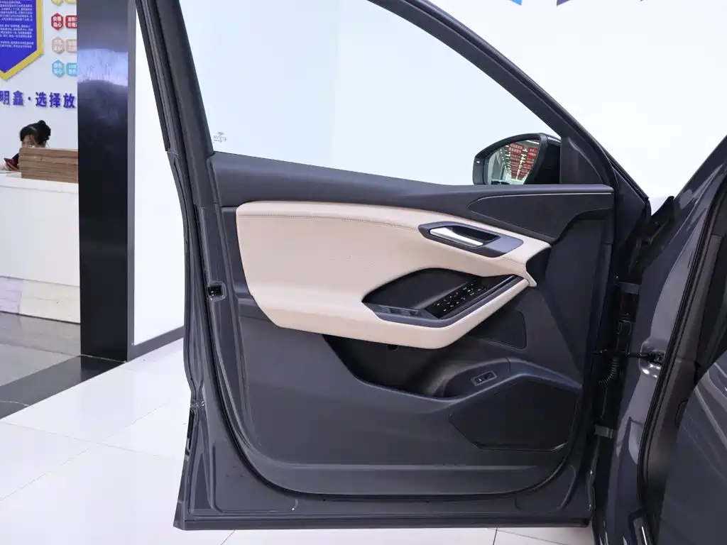 Audi Q6L E-Tron 2025 — фото 18