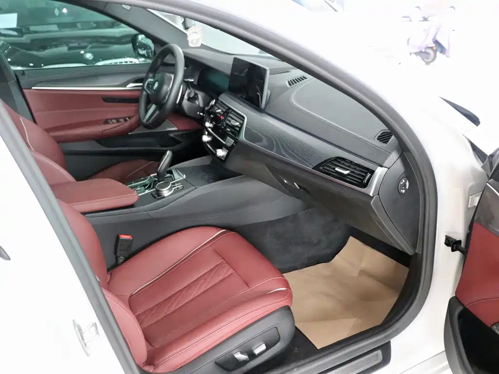 BMW 5 Series 2021 — фото 10