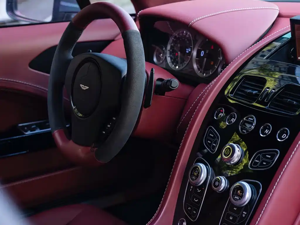 Aston Martin Rapide 2018 — фото 26