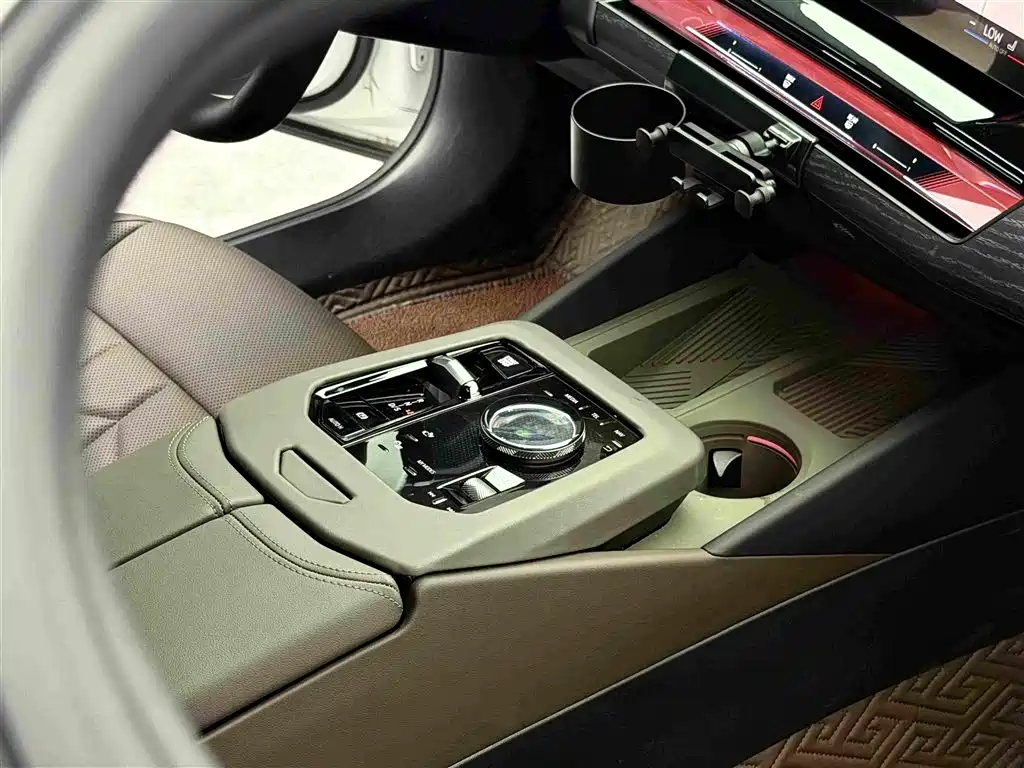 BMW 5 Series 2025 — фото 17