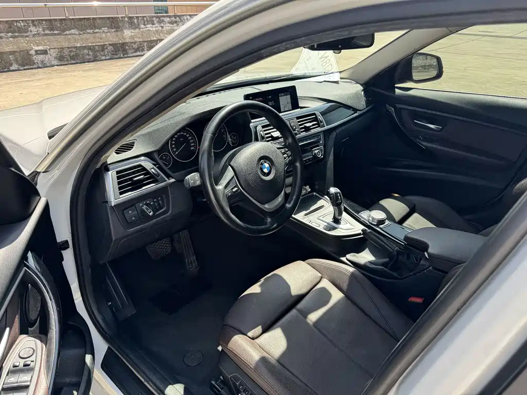 BMW 3 Series 2019 — фото 11