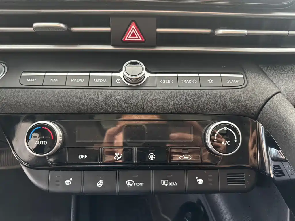 Hyundai Elantra 2023 — фото 10
