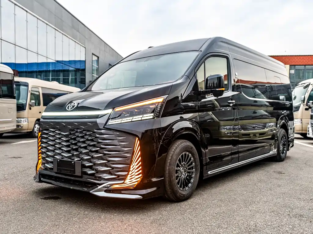 Toyota Hiace — фото 6