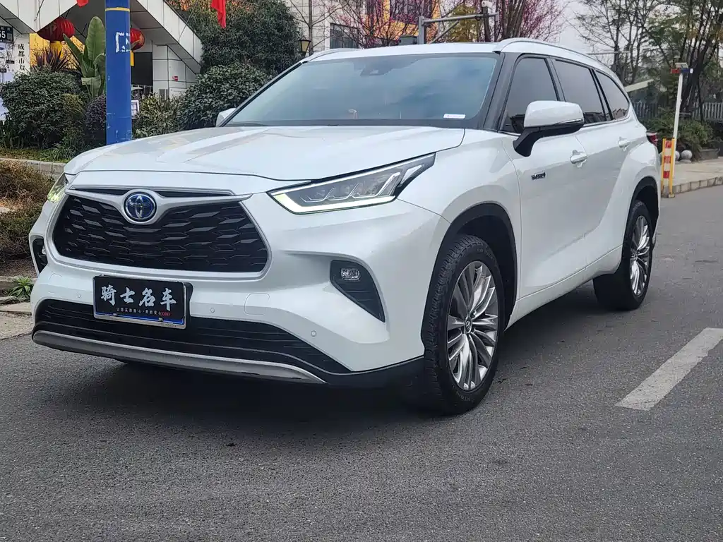 Toyota Highlander 2023 — фото 1