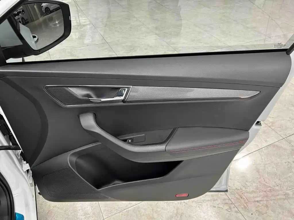 Skoda Karoq 2025 — фото 11
