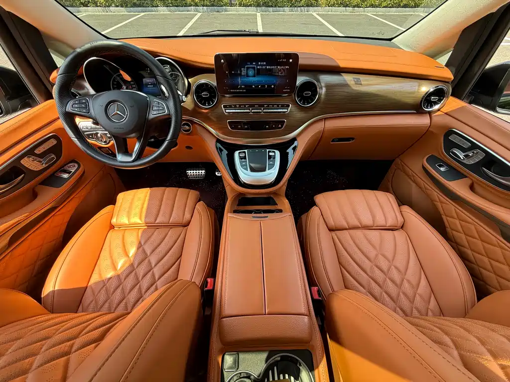 Mercedes-Benz V-Class 2023 — фото 12