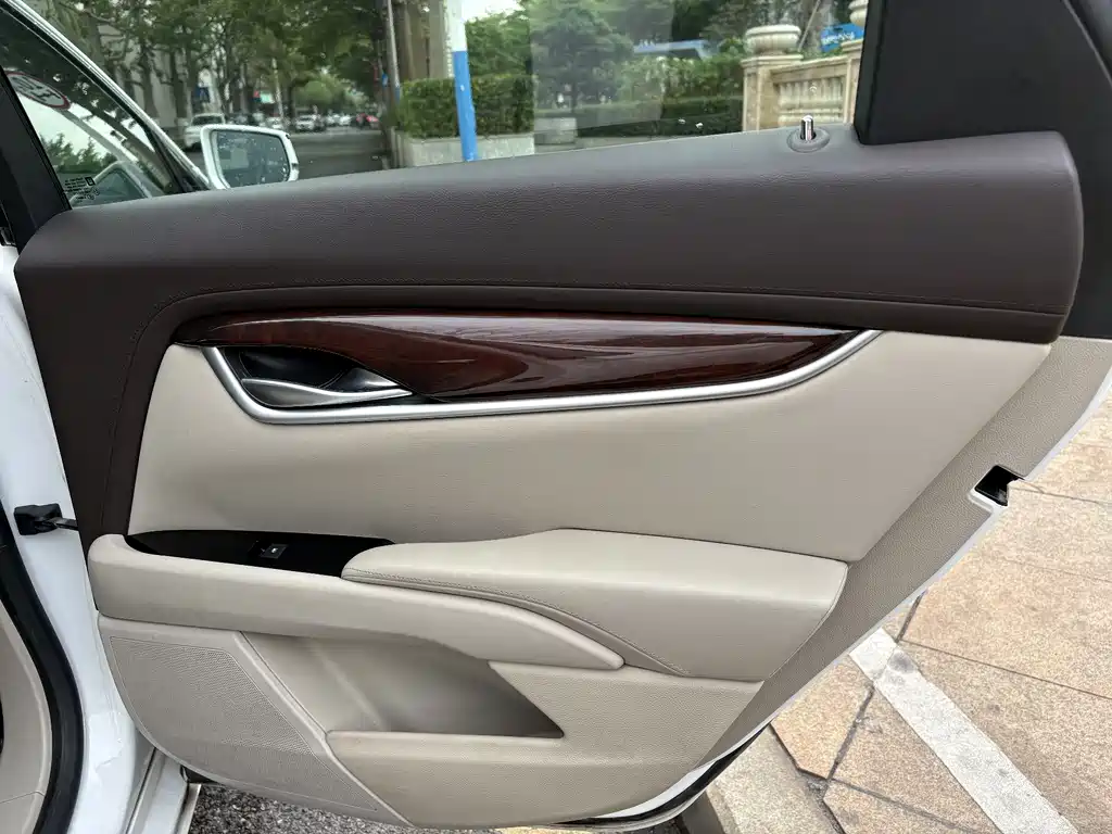 Cadillac XTS 2016 — фото 11