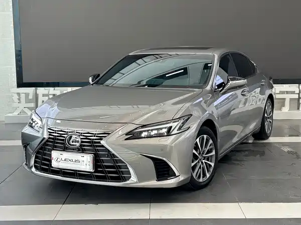 Lexus ES 2025