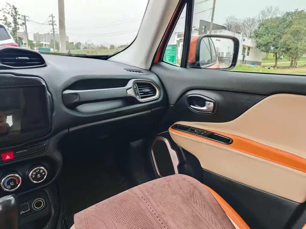 Jeep Renegade 2017 — фото 12