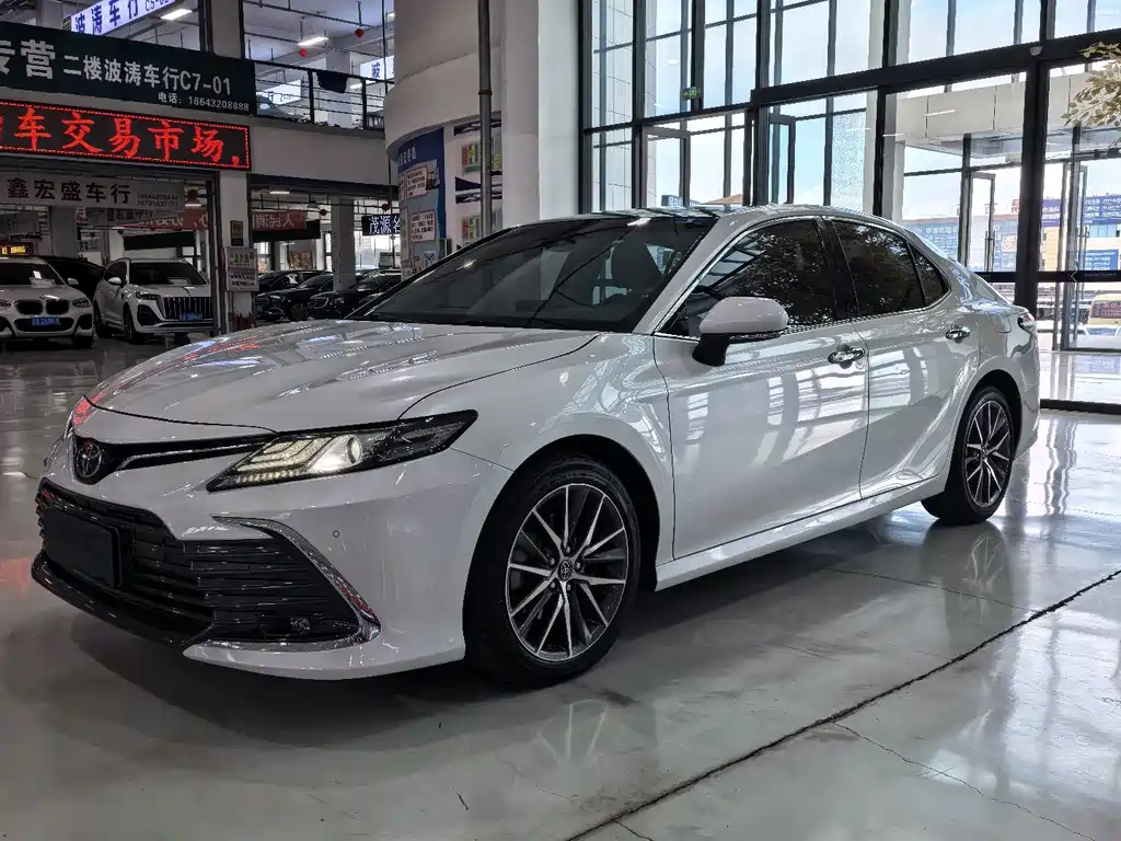 Toyota Camry 2022 — фото 1