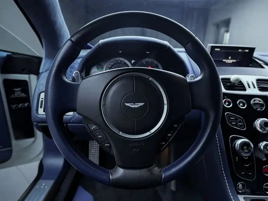 Aston Martin Rapide 2017 — фото 14
