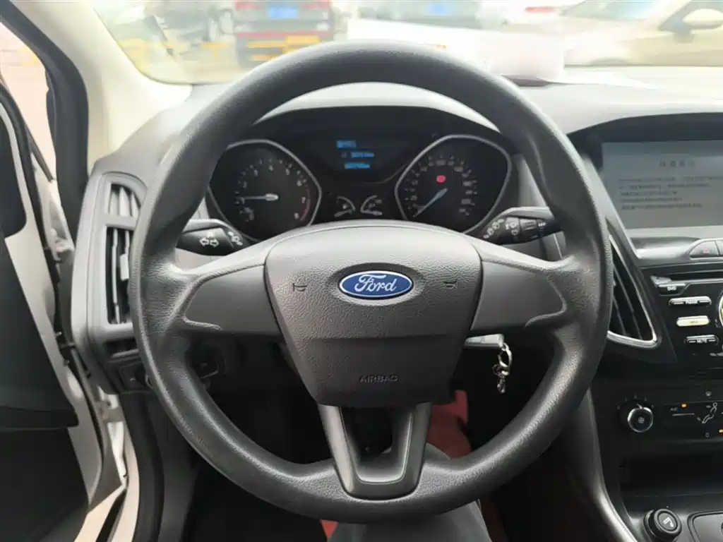 Ford Focus 2016 — фото 11