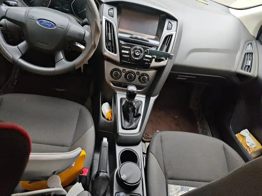 Ford Focus 2014 — фото 12