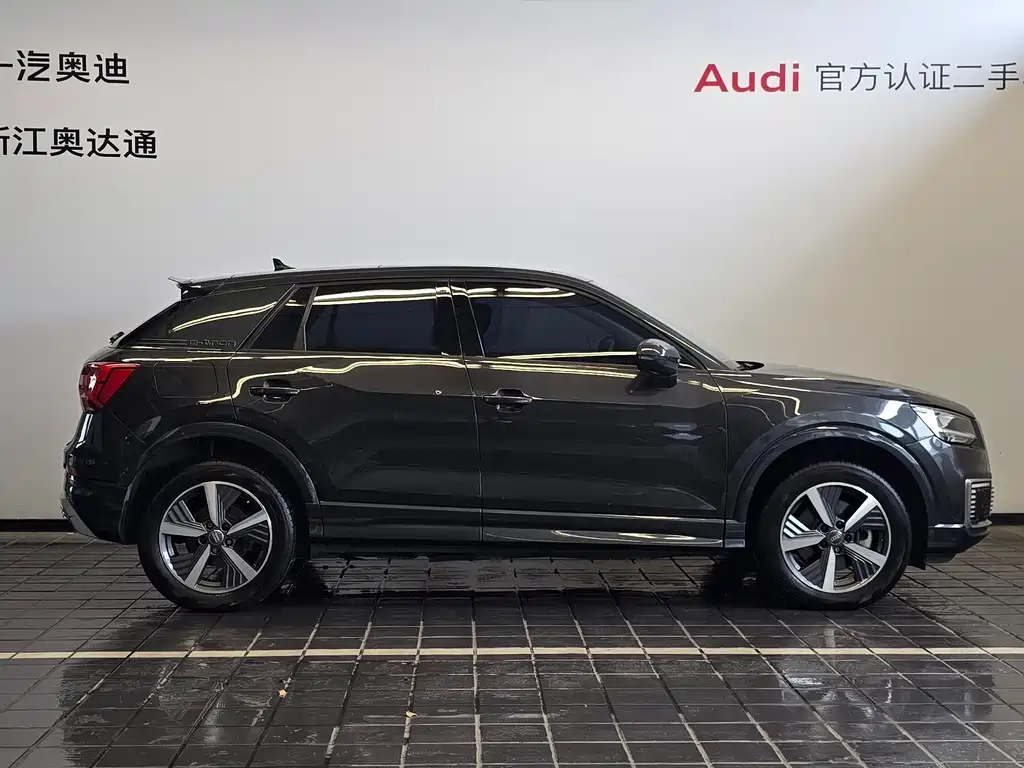 Audi Q2L e-tron 2020 — фото 4