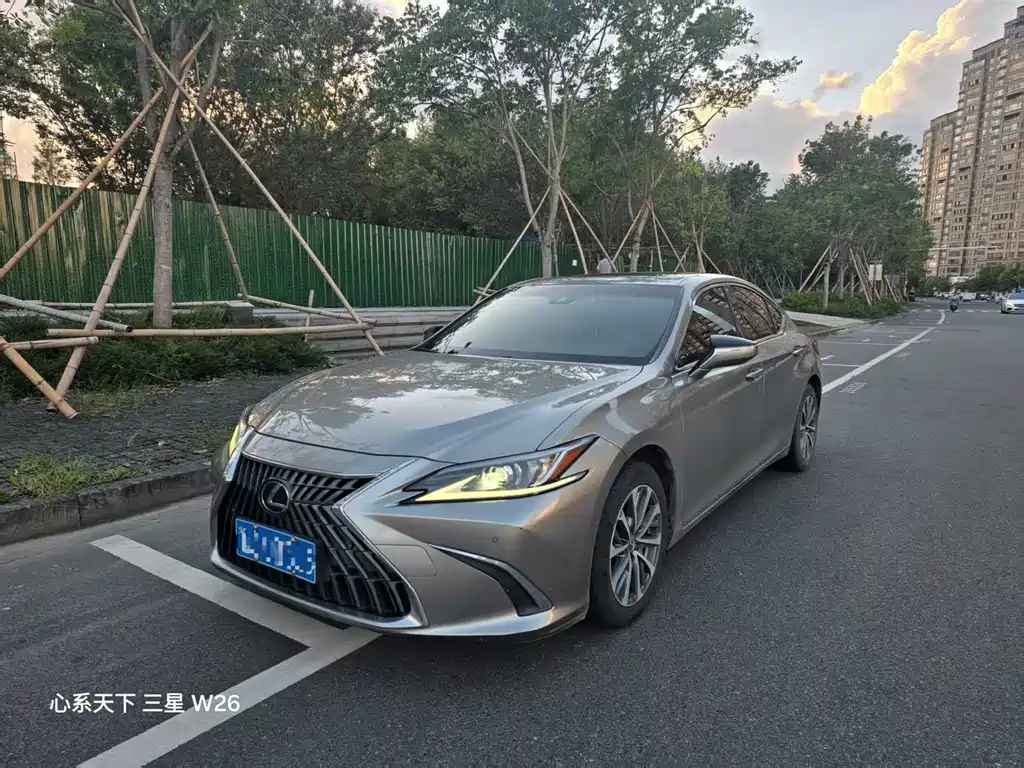 Lexus ES 2023 — фото 1