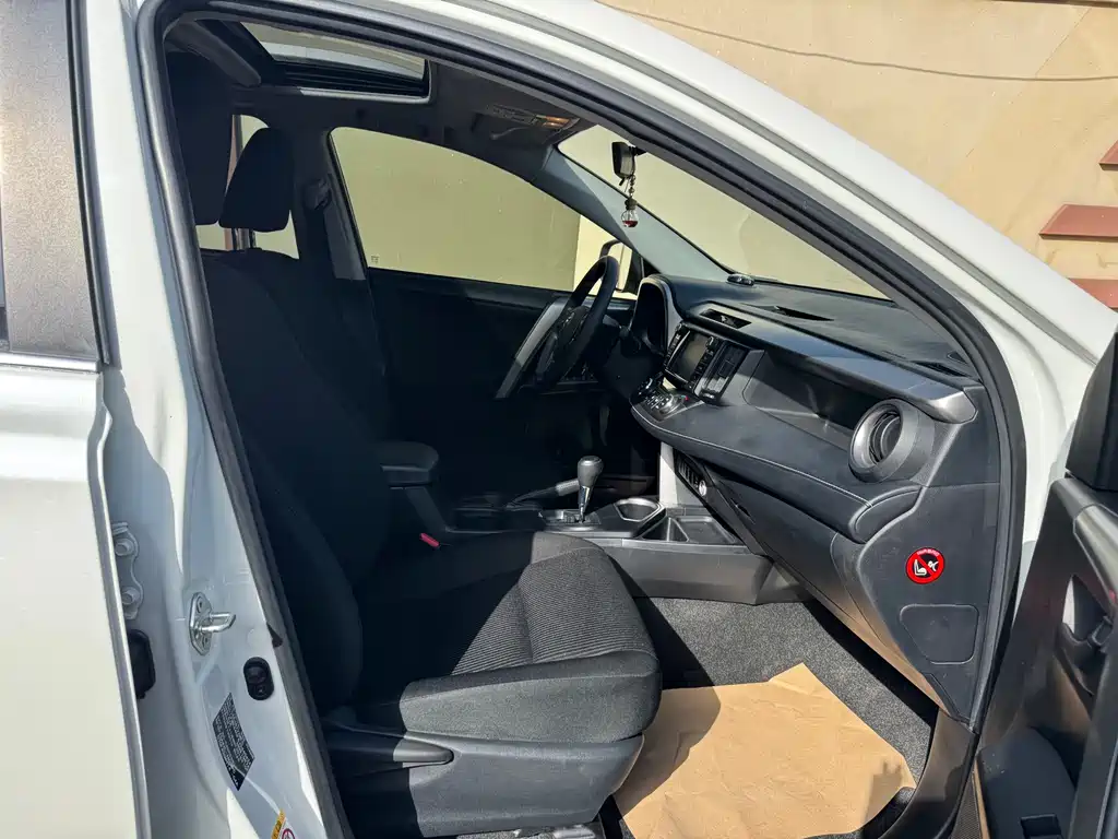 Toyota RAV4 2018 — фото 18