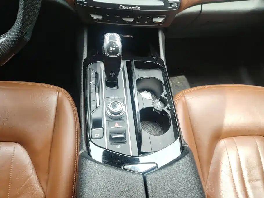 Maserati Levante 2017 — фото 16