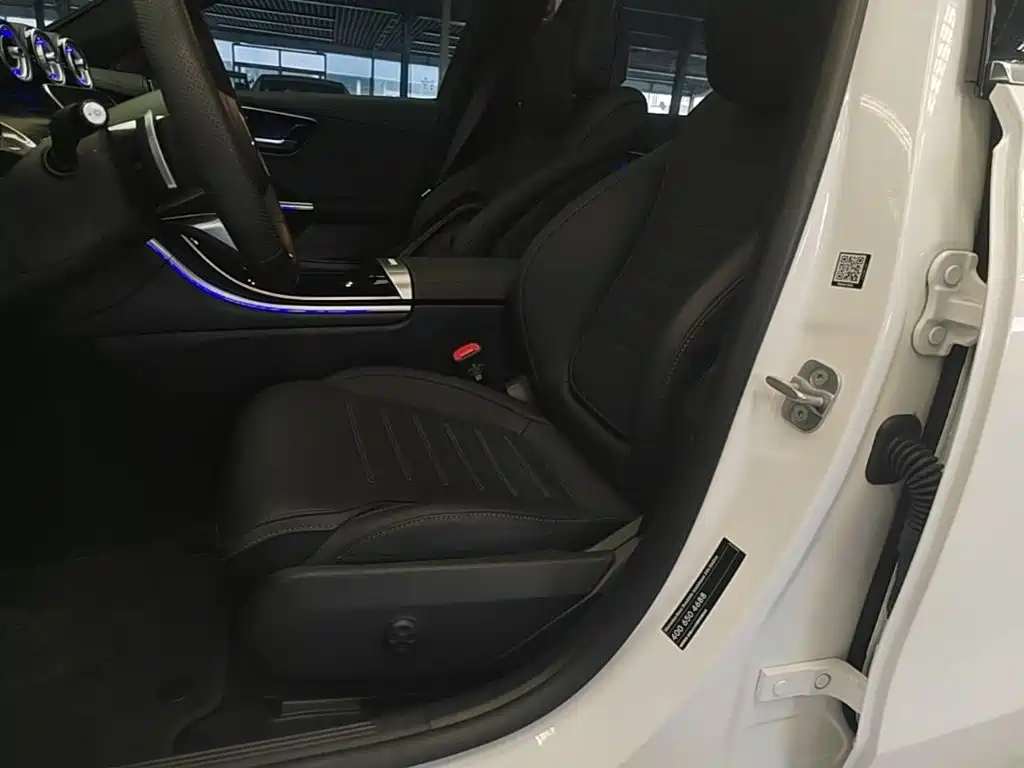 Mercedes-Benz C-Class 2025 — фото 15