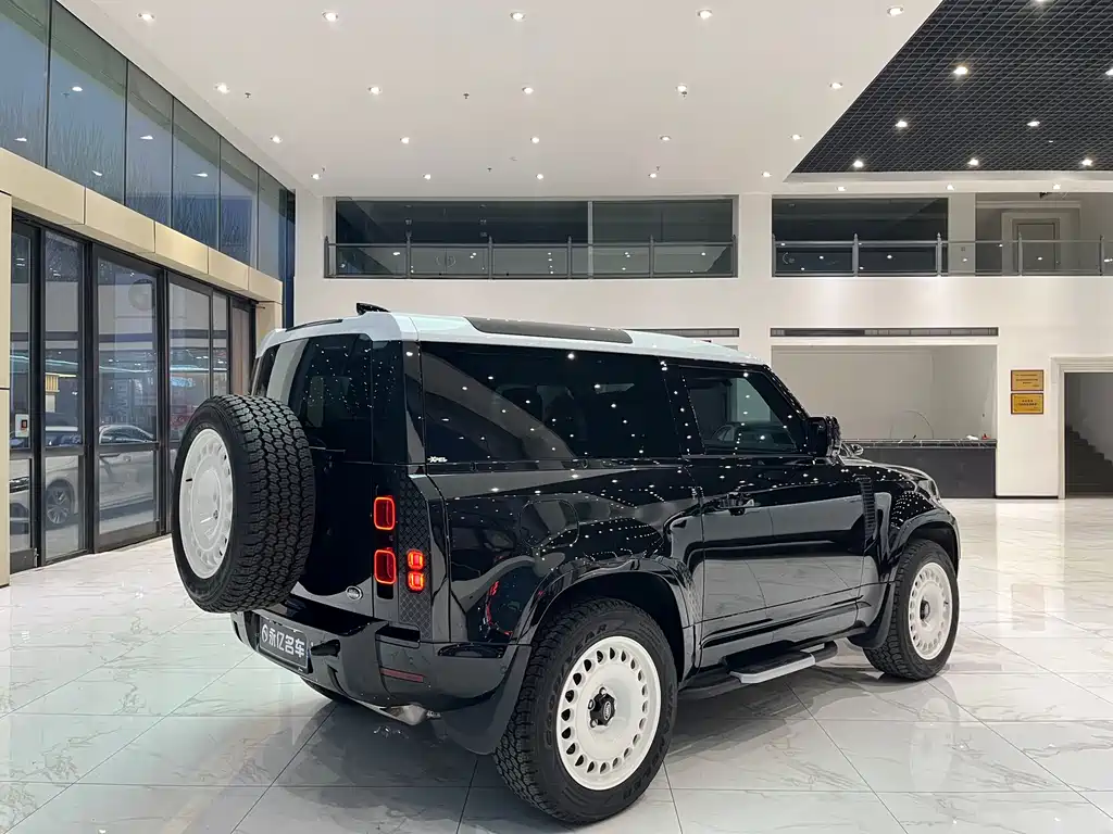 Land Rover Defender 2023 — фото 11