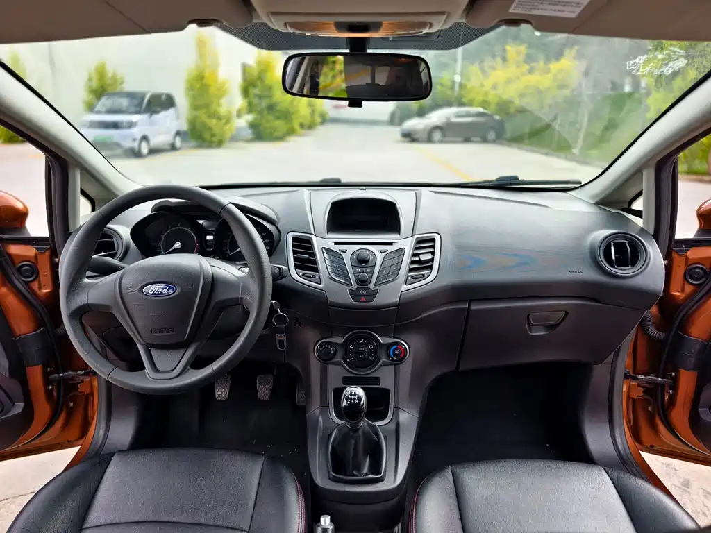Ford Fiesta 2014 — фото 19