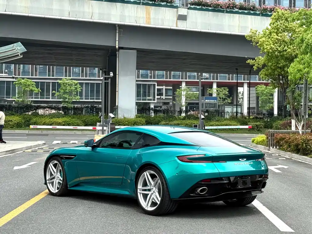 Aston Martin DB12 2025 — фото 9