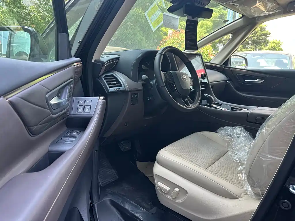 Toyota Alphard — фото 5
