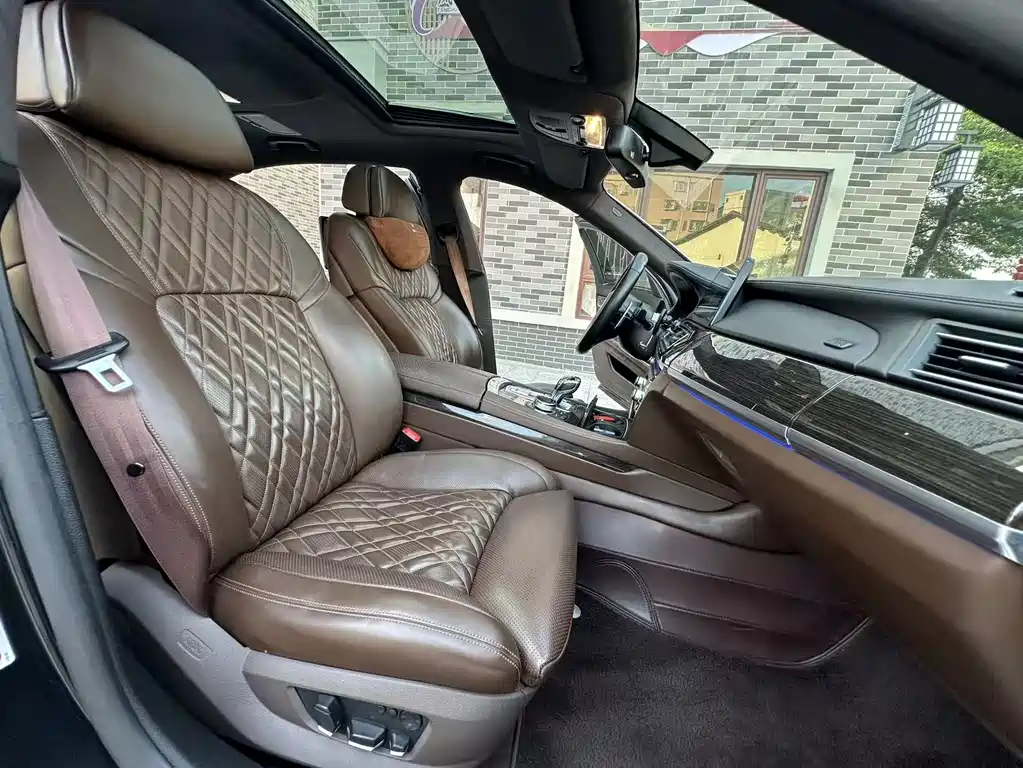 BMW 7 Series 2011 — фото 10