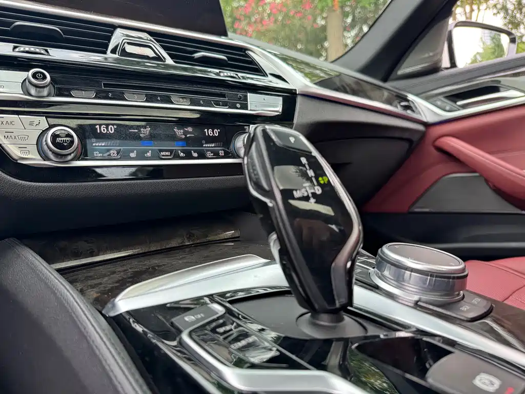 BMW 5 Series 2019 — фото 9