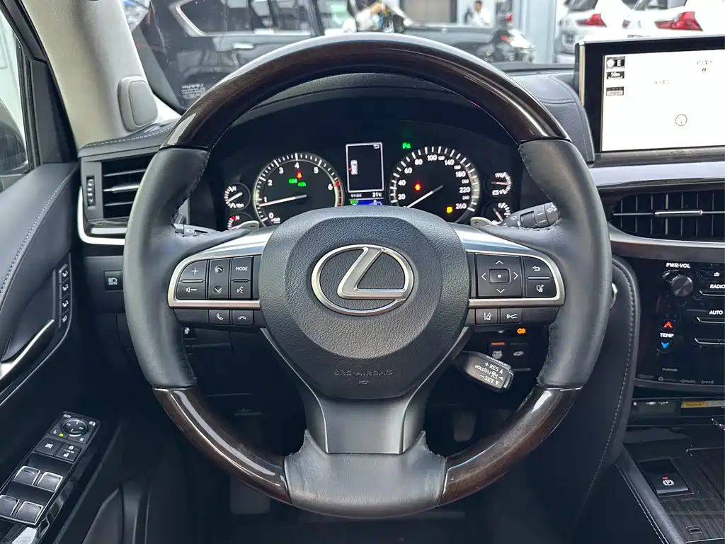 Lexus LX 2017 — фото 7