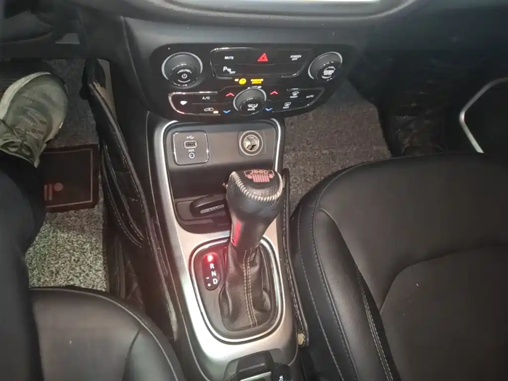 Jeep Compass 2017 — фото 14