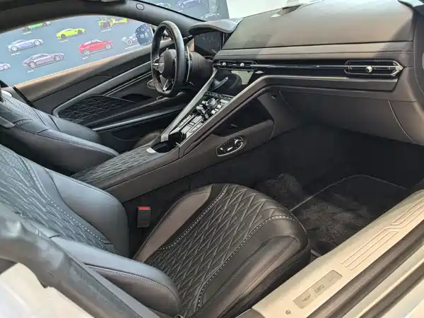 Aston Martin DB12 2025