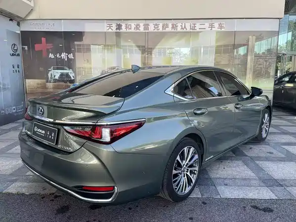 Lexus ES 2022