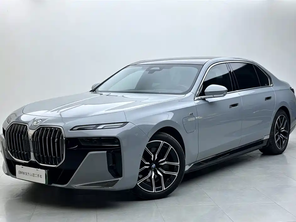 BMW i7 2023 — фото 1
