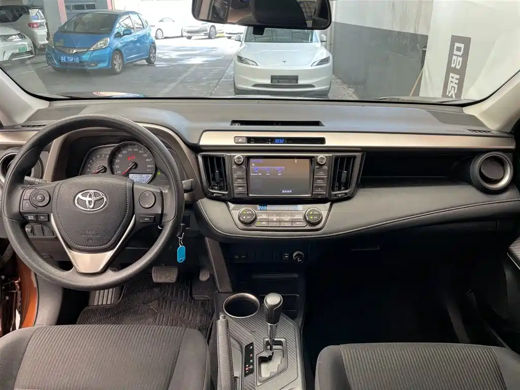 Toyota RAV4 2016 — фото 14