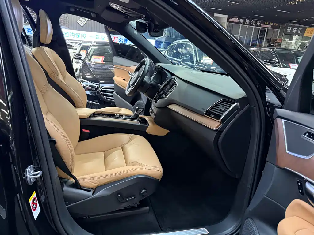 Volvo XC90 2018 — фото 19