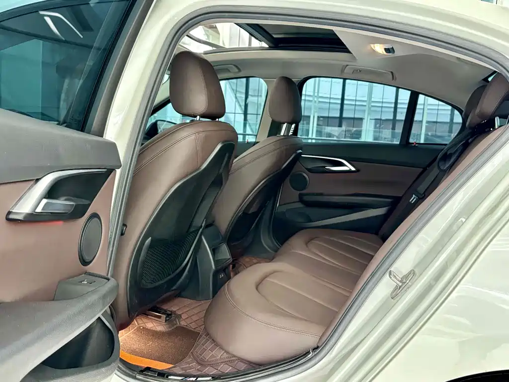 BMW 1 Series 2019 — фото 9