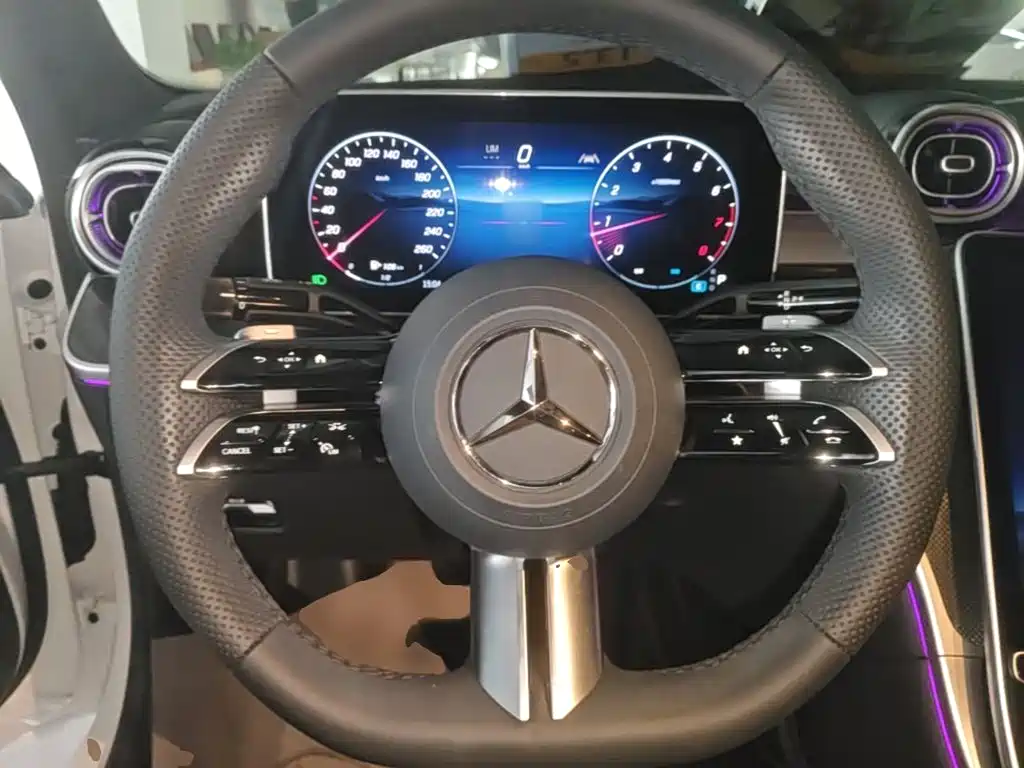 Mercedes-Benz C-Class 2025 — фото 11