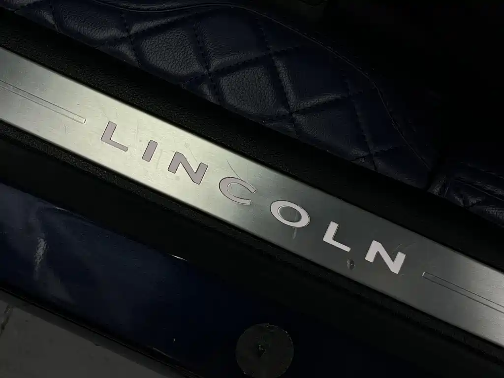 Lincoln Continental 2017 — фото 17