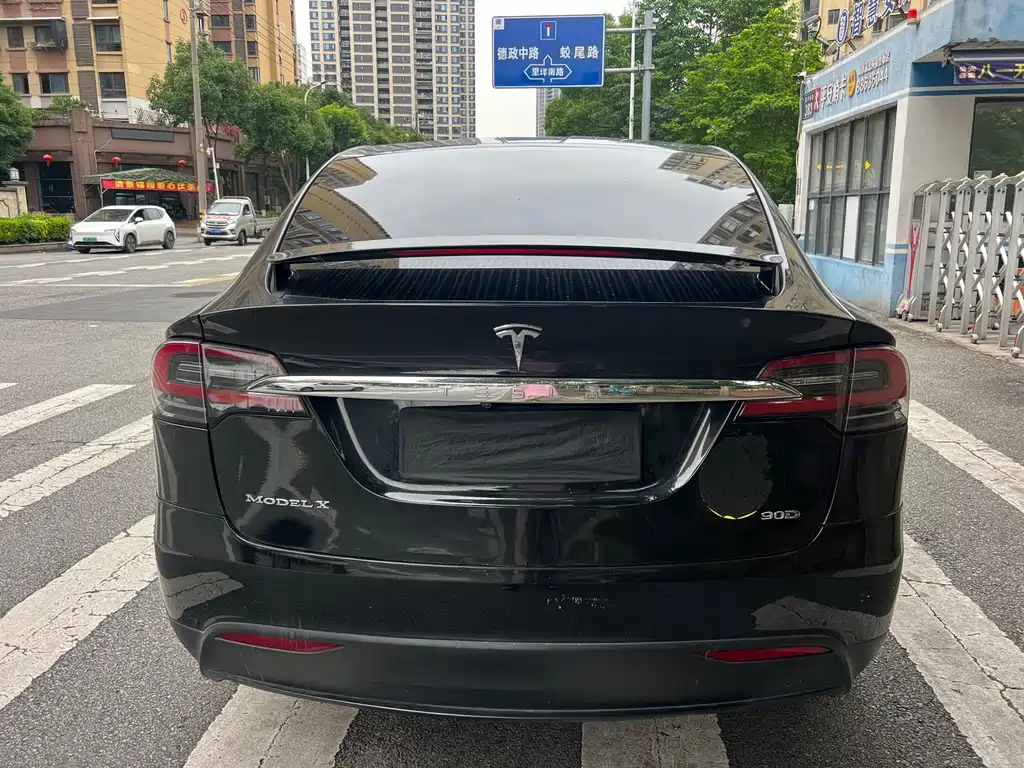 Tesla Model X 2018 — фото 8