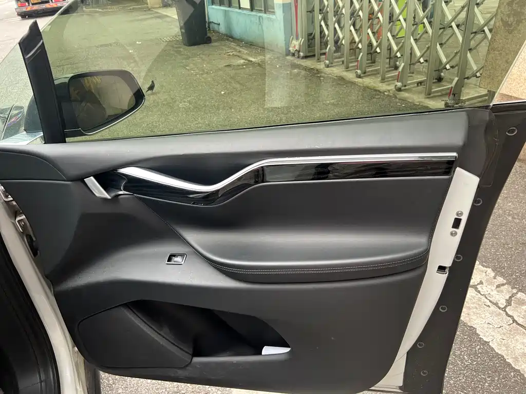 Tesla Model X 2018 — фото 12
