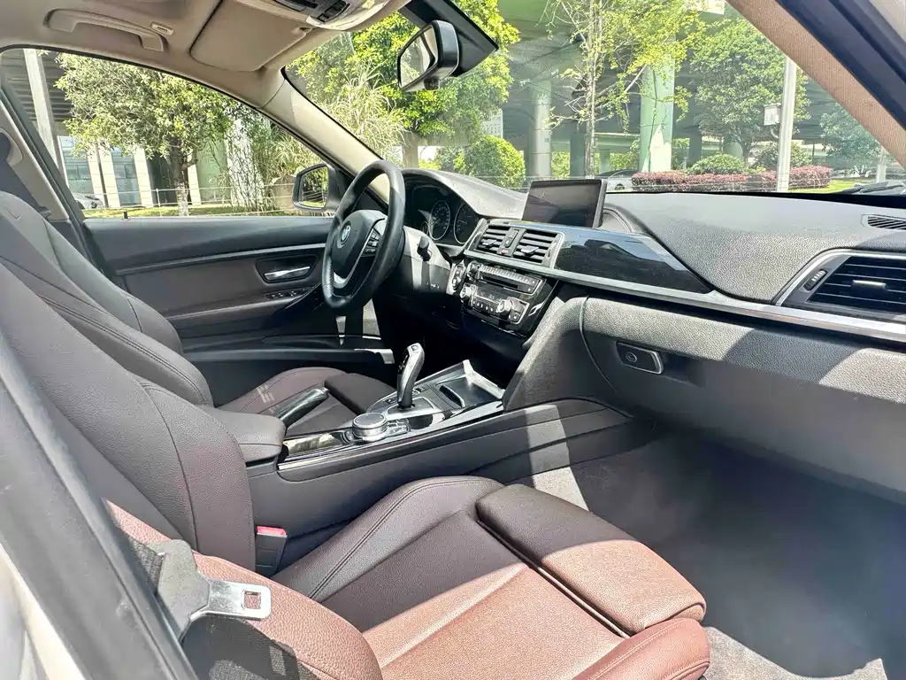 BMW 3 Series 2019 — фото 11