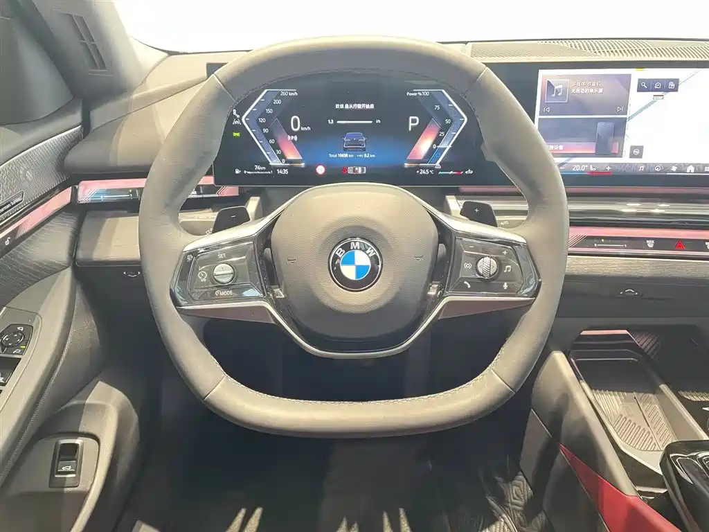 BMW 5 Series 2025 — фото 10