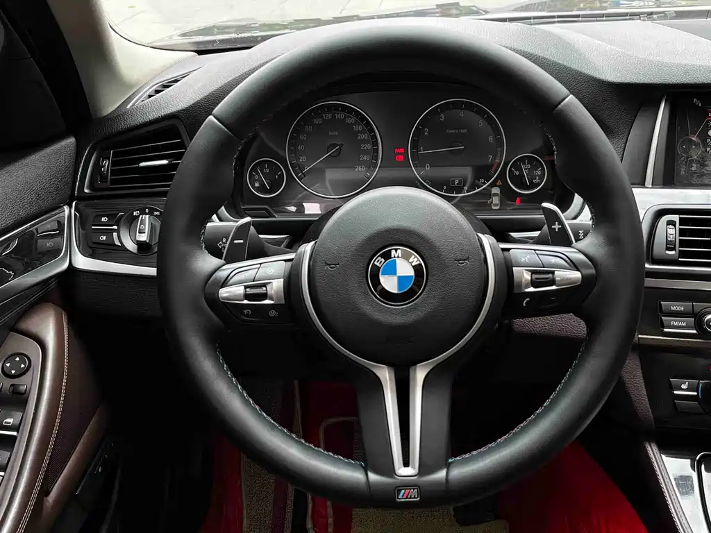 BMW 5 Series 2016 — фото 12