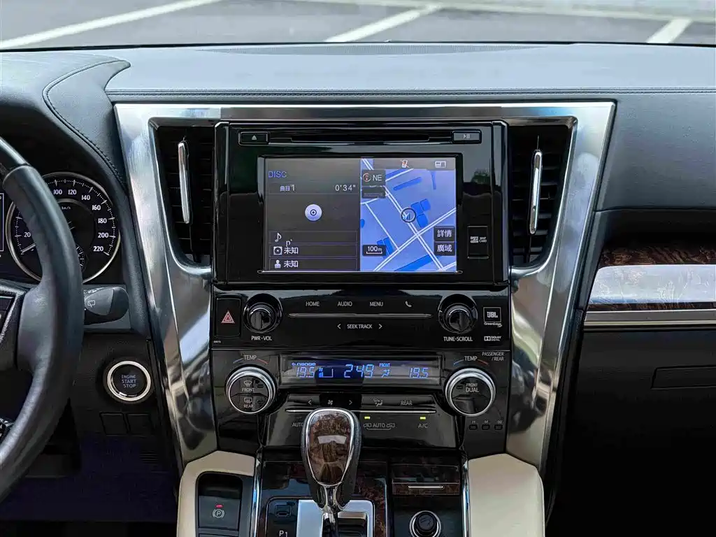 Toyota Alphard 2018 — фото 17