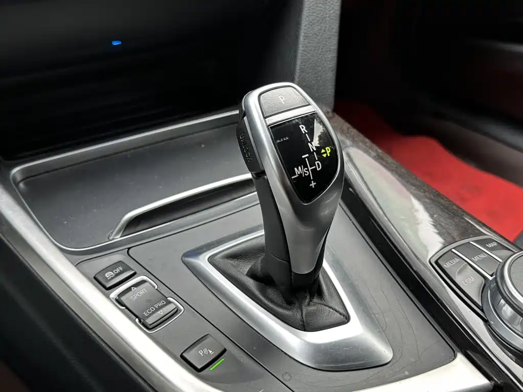 BMW 3 Series 2018 — фото 10