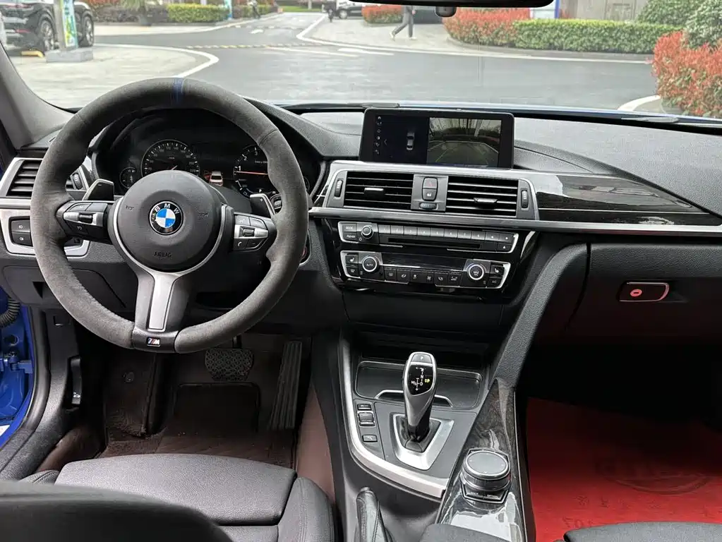 BMW 3 Series 2018 — фото 15
