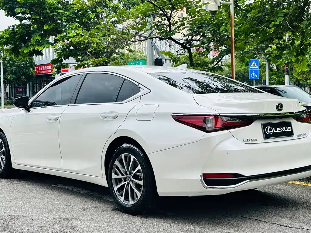 Lexus ES 2023